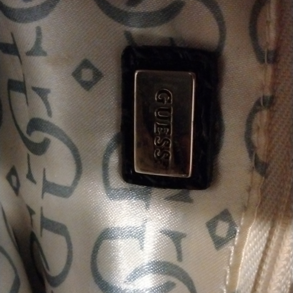 Guess wristlet - Picture 9 of 11